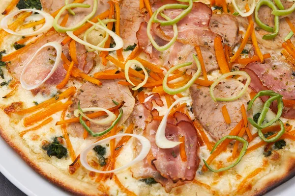 Olasz Pizza Fehér Lemezen Közelről — Stock Fotó