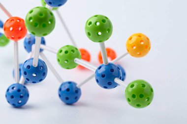 Beyaz arkaplanda izole edilmiş moleküler yapının parlak figürü, yakın plan 