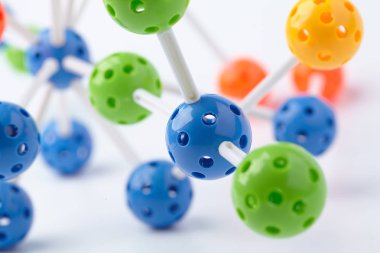 Beyaz arkaplanda izole edilmiş moleküler yapının parlak figürü, yakın plan 