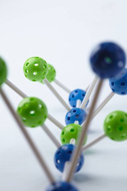 Beyaz arkaplanda izole edilmiş moleküler yapının parlak figürü, yakın plan 