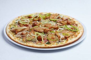 et ve beyaz tabakta mantarlı pizza yakın çekim 