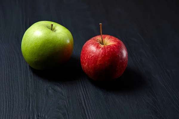 Pommes Fraîches Sur Fond Sombre Gros Plan — Photo