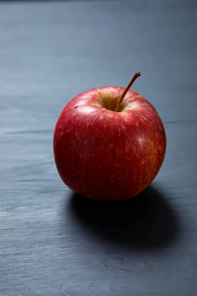 Pomme Fraîche Rouge Sur Fond Noir — Photo