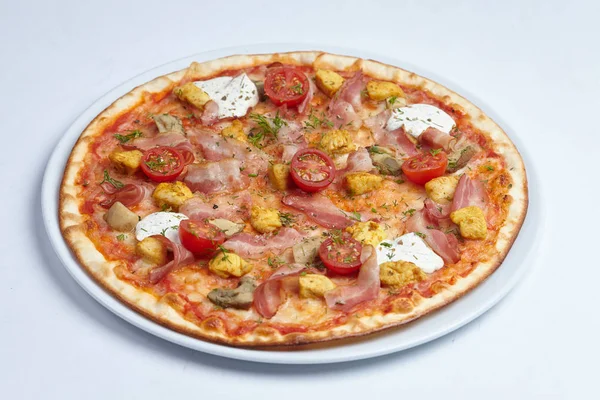 Chutná Pizza Slaninou Třešňovou Rajčaty Bílém Talíři Zblízka — Stock fotografie