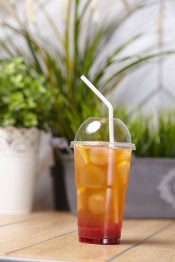 ahşap masada nane ve meyve ile plastik cam yaz limonata, yakın çekim 