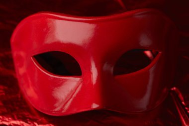 karnaval kırmızı maske koyu arka plan üzerinde tatil için 