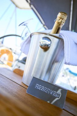 Cruise yat romantik lüks akşamı şampanya ayarı, boş bardak ve şişe şampanya ile 