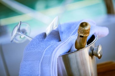 Cruise yat romantik lüks akşamı şampanya ayarı, boş bardak ve şişe şampanya ile 