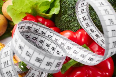 Taze sebze ve mezura yığını, yakın plan. 