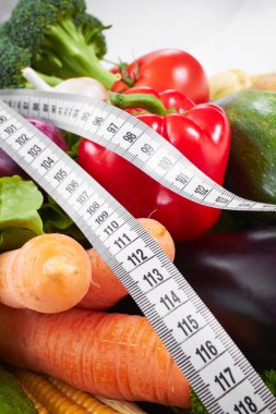 Taze sebze ve mezura yığını, yakın plan. 