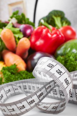 Taze sebze ve mezura yığını, yakın plan. 