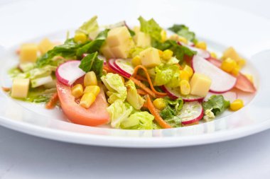 beyaz tabakta taze yaz salatası, yakın çekim 