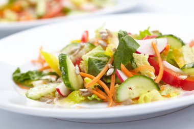 beyaz tabakta taze yaz salatası, yakın çekim 