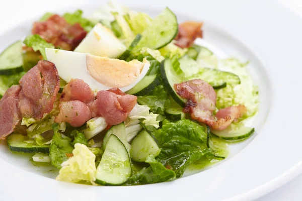 Fräsch Sommar Sallad Vit Plåt Närbild — Stockfoto