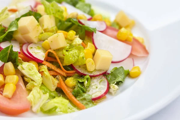 Frischer Sommersalat Auf Weißem Teller Nahaufnahme — Stockfoto