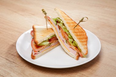 jambon beyaz tabakta sandviçle yakın çekim 