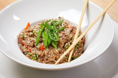 noodle ile beyaz tabakta sebze yakın çekim 