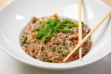 noodle ile beyaz tabakta sebze yakın çekim 