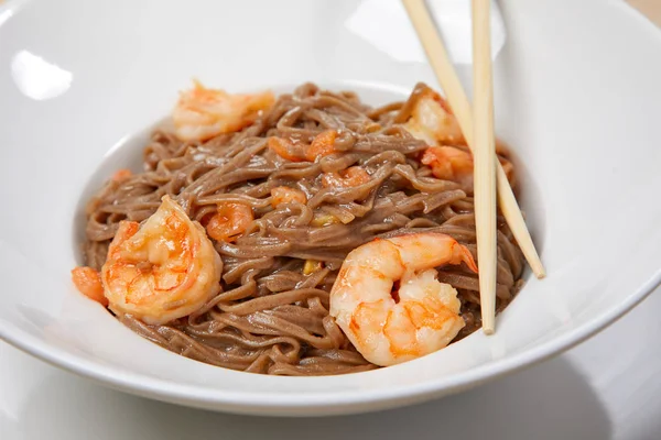 Fideos Con Gambas Plato Blanco Primer Plano — Foto de Stock