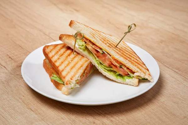 jambon beyaz tabakta sandviçle yakın çekim 