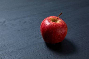 siyah arka plan üzerinde kırmızı taze elma