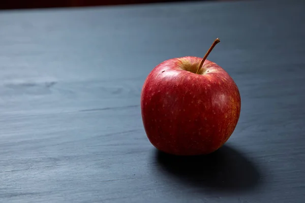 Pomme Fraîche Rouge Sur Fond Noir — Photo