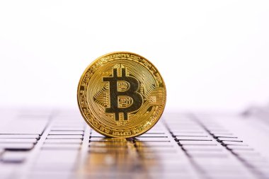 Klavyedeki altın bitcoin, kripto para birimi için kavramsal resim