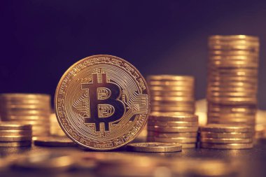 Altın bitcoins destesi