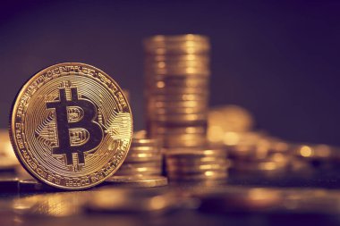 Altın bitcoins destesi