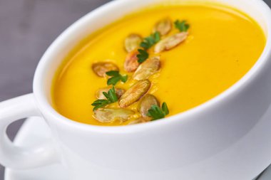 Beyaz kase kabak kremalı çorba yakın çekim 