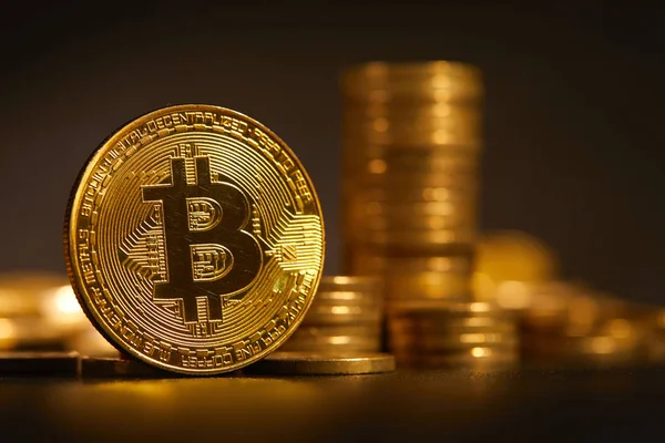 Altın bitcoins destesi