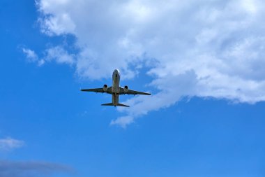 Uçağın içinde mavi bulutlu gökyüzü doğal görünümünü