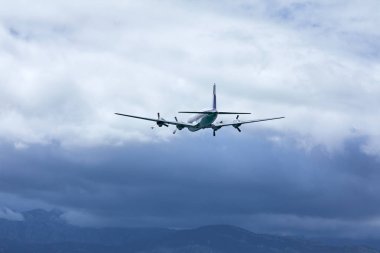 Uçağın içinde mavi bulutlu gökyüzü doğal görünümünü
