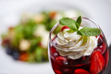 cam nane yaprakları ile tatlı berry tatlı 