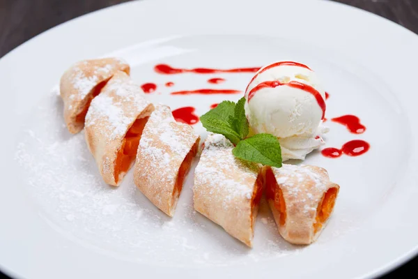 Strudel Con Gelato Piatto Bianco Primo Piano — Foto Stock