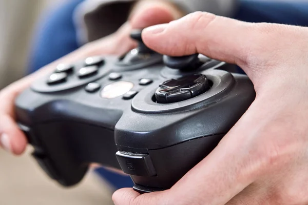 Hombre Sosteniendo Controladores Joystick Mientras Juega Videojuegos Casa — Foto de Stock