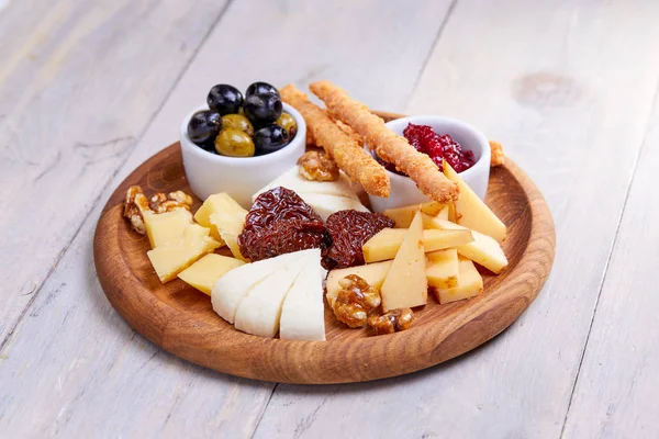 Cheese Plate Olives Wooden Tray — Stock Photo, Image