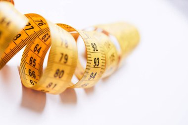 beyaz arka plan üzerinde izole bant ölçme, yakın çekim 