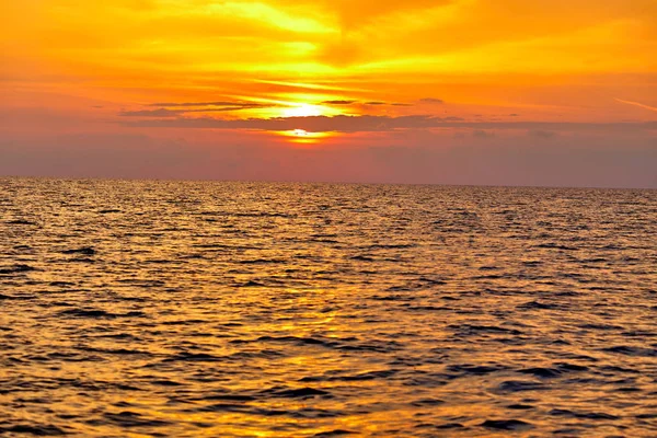 Leuchtend Orangefarbene Meeresoberfläche Bei Sonnenuntergang — Stockfoto