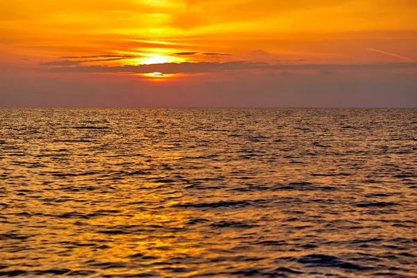 Leuchtend Orangefarbene Meeresoberfläche Bei Sonnenuntergang — Stockfoto
