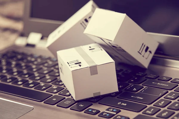 Lieferung Verpackungsboxen Auf Laptop Tastatur — Stockfoto