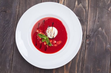 beyaz tabakta dondurma ile çilek çorbası, yakın çekim 