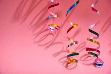 pembe arka plan üzerinde tatil renkli kurdeleler
