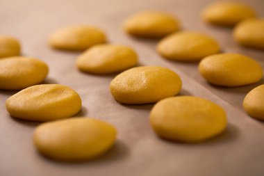 tepside taze tereyağı kurabiye yığını