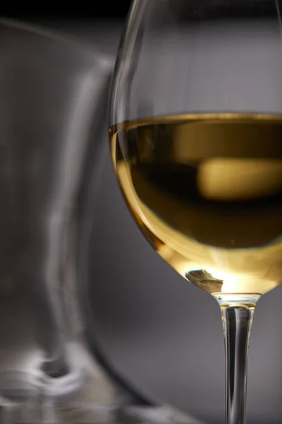 Verre Plein Vin Carafe Vin Sur Fond Sombre Gros Plan — Photo