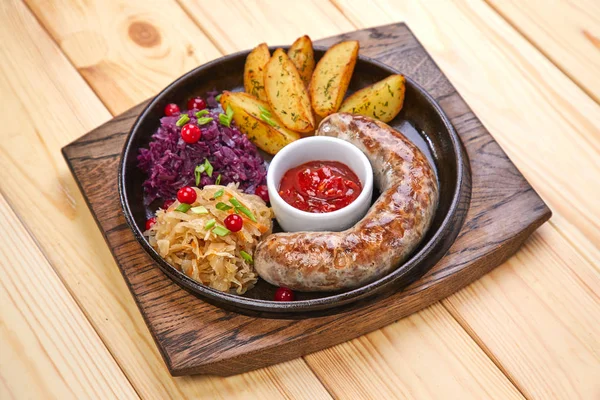 Teller Mit Wurst Und Bratkartoffeln Mit Salat Auf Holzplatte — Stockfoto