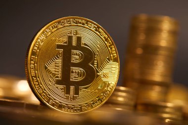 Altın bitcoins destesi