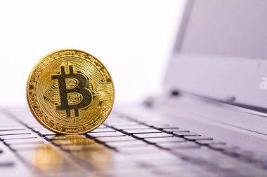 Klavyedeki altın bitcoin, kripto para birimi için kavramsal resim