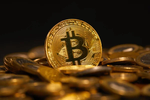Stapel goldener Bitcoins — Stockfoto