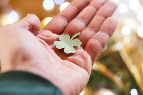 Leaf Clover Shape Cut Paper Hand — Stock Photo, Image